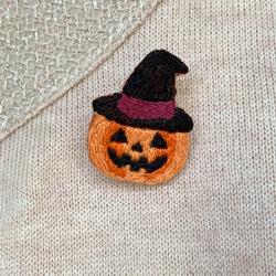 ハロウィン　かぼちゃの手刺繍ブローチ【受注制作】 1枚目の画像