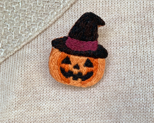 かぼちゃ③　ベージュ生地　刺繍ブローチ　ハロウィン 1_a1bd01aff4bba20aba4bf8485f08