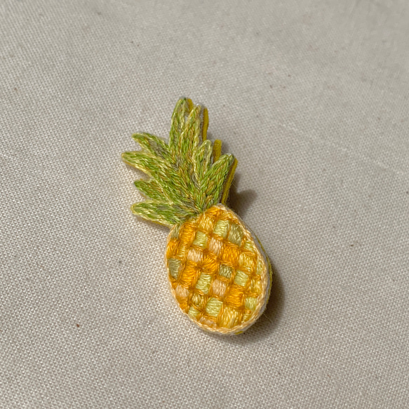 パイナップルの手刺繍ブローチ【受注制作】 2枚目の画像