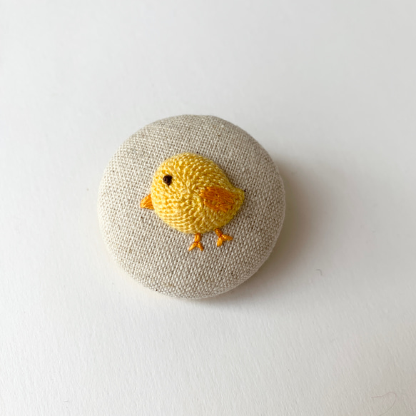 ひよこの立体刺繍ブローチ（大） 4枚目の画像