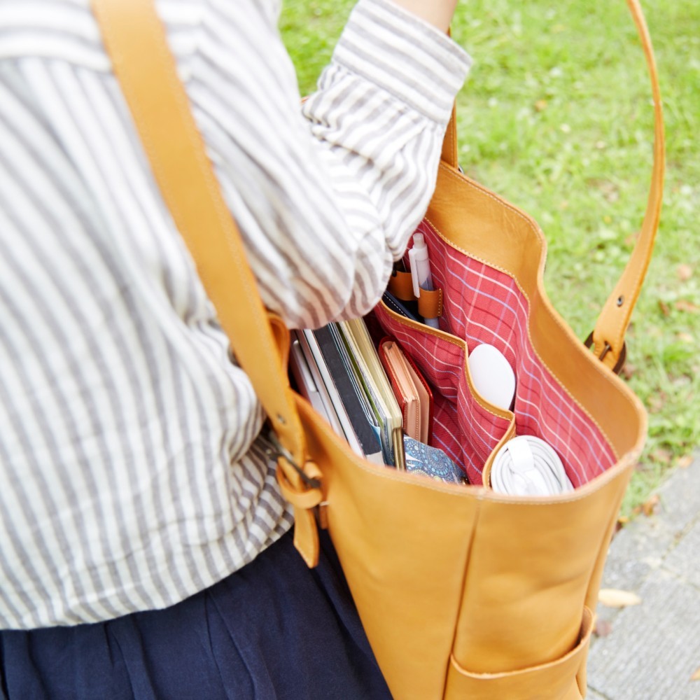 トートバッグ 本革 A4サイズ 通勤 ビジネスバッグ レディース ノートPCが入るインナーバッグ付き【キャメル】