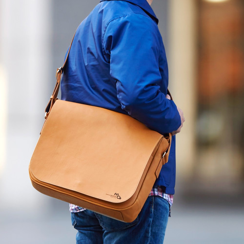 メッセンジャーバッグ 本革 A4/B5サイズ 通勤 PCが入るカジュアルな