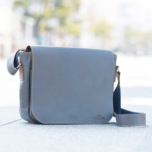 メッセンジャーバッグ 本革 A4/B5サイズ 通勤 PCが入るカジュアルな