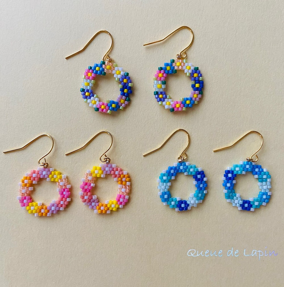 デリカビーズとお花のリースのピアス[全3色] ピアス（フック・チェーン
