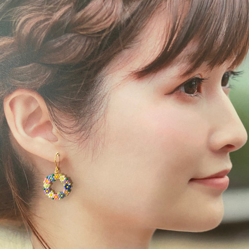 デリカビーズとお花のリースのピアス[全3色] ピアス（フック・チェーン
