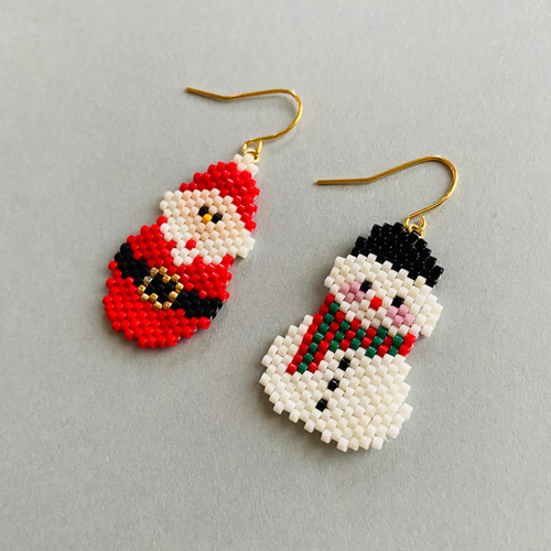 手染めビーズ 赤い 水玉 Xmas スノーマンとキラキラ ラメ ハートのピアス♡ デリカビーズのサンタクロースとスノーマンピアス ピアス（フック