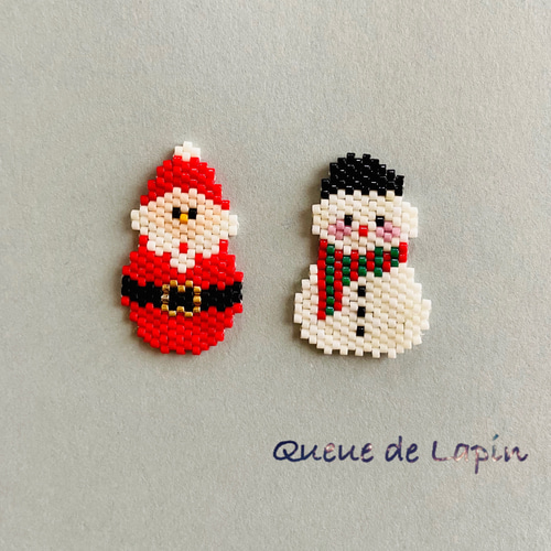 デリカビーズのサンタクロースとスノーマンブローチ ブローチ Queue de