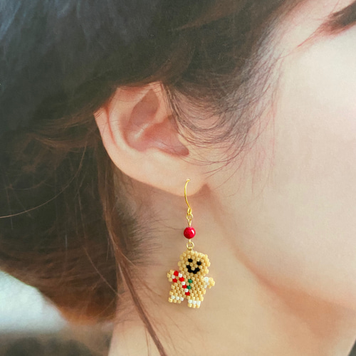 デリカビーズのクリスマスクッキーピアス ピアス（フック・チェーン
