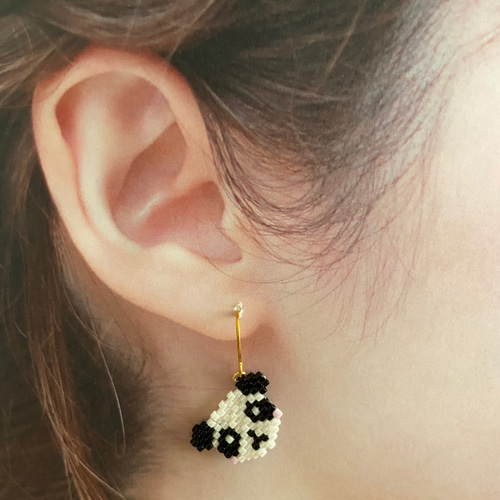 デリカビーズの動物ピアス＊パンダ ピアス（フック・チェーン） Queue