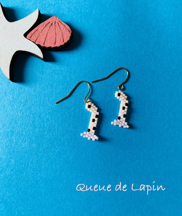 デリカビーズの海の生き物ピアス＊チンアナゴ(白) ピアス（フック