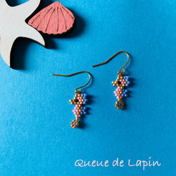 デリカビーズの海の生き物ピアス＊チンアナゴ(白) ピアス（フック