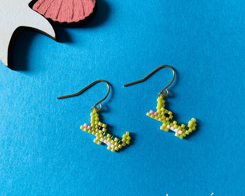 デリカビーズの海の生き物ピアス＊ワニ ピアス（フック・チェーン