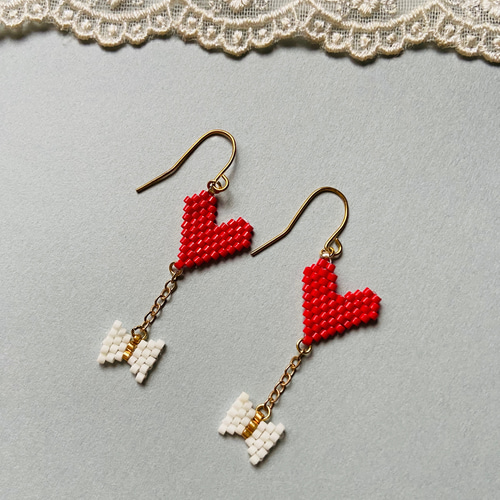 デリカビーズのハートとりぼんピアス＊赤 ピアス（フック・チェーン