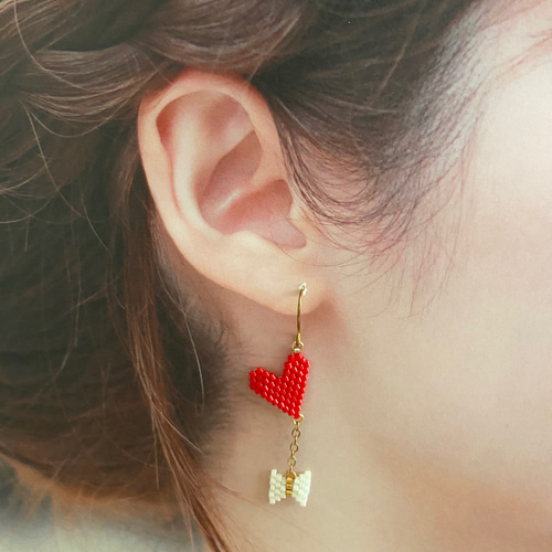 デリカビーズのハートとりぼんピアス＊赤 ピアス（フック・チェーン