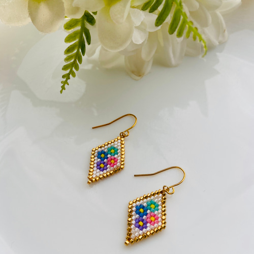 デリカビーズのお花ピアス＊白 ピアス（フック・チェーン） Queue de