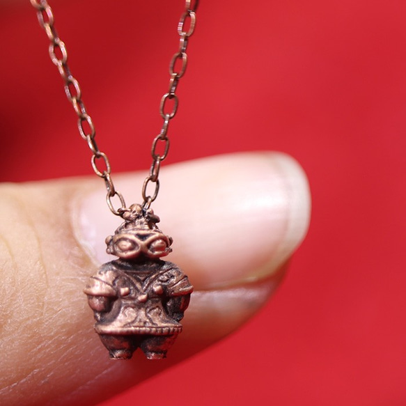米粒のような　「遮光器土偶」のネックレス　(659-339/純銅製) 1枚目の画像