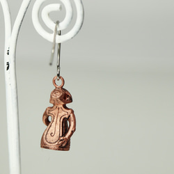 縄文 豆土偶　「子宝の女神ラヴィ」の片耳ピアス　(659-346/純銅製) 2枚目の画像