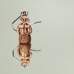 縄文 豆土偶　「子宝の女神ラヴィ」の片耳ピアス　(659-346/純銅製) 3枚目の画像