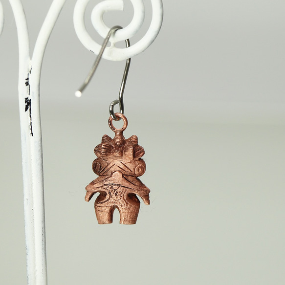 縄文 豆土偶　「みみずく土偶」の片耳ピアス　(659-344/純銅製) 2枚目の画像