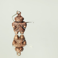 縄文 豆土偶　「遮光器土偶」の片耳ピアス　(659-342/純銅製) 1枚目の画像