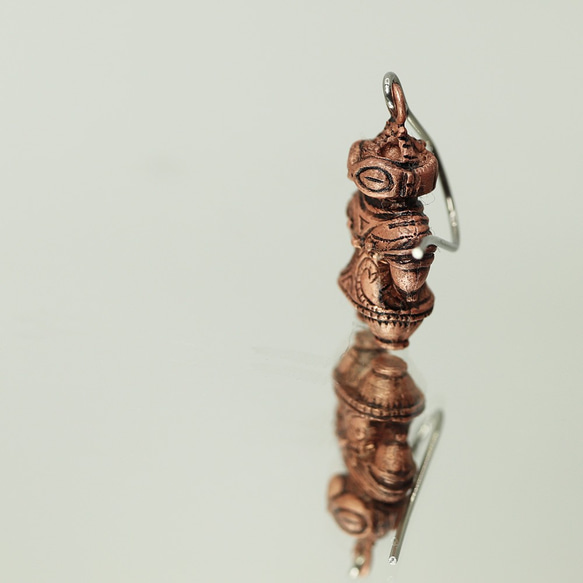 縄文 豆土偶　「遮光器土偶」の片耳ピアス　(659-342/純銅製) 2枚目の画像