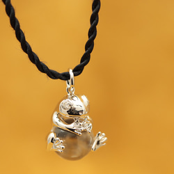 SV925　珠を抱える銀色カエル　ペンダント　　【659-438】 3枚目の画像