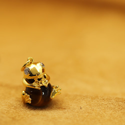 SV925　珠を抱える金色カエル　ペンダント　　【659-437】 4枚目の画像