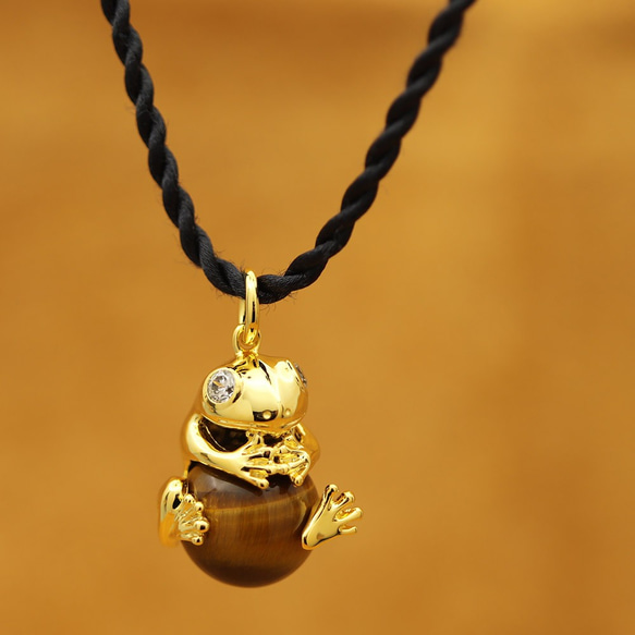 SV925　珠を抱える金色カエル　ペンダント　　【659-437】 3枚目の画像