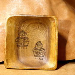 遮光器土偶を彫った　木のお皿 (659-417) 4枚目の画像
