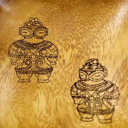 遮光器土偶を彫った　木のお皿 (659-417) 5枚目の画像