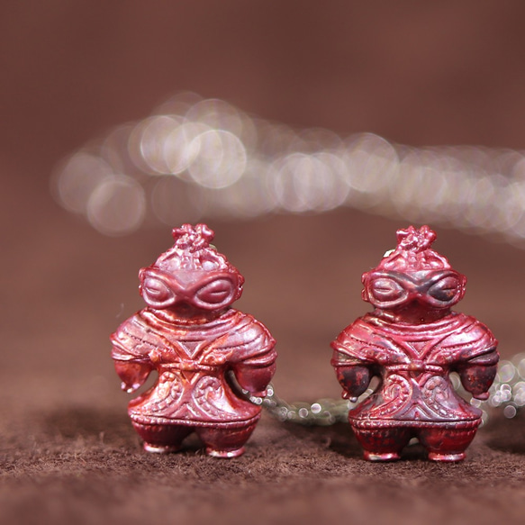 豆土偶　「赤の遮光器土偶」のネックレス　(659-422/純銅製) 4枚目の画像