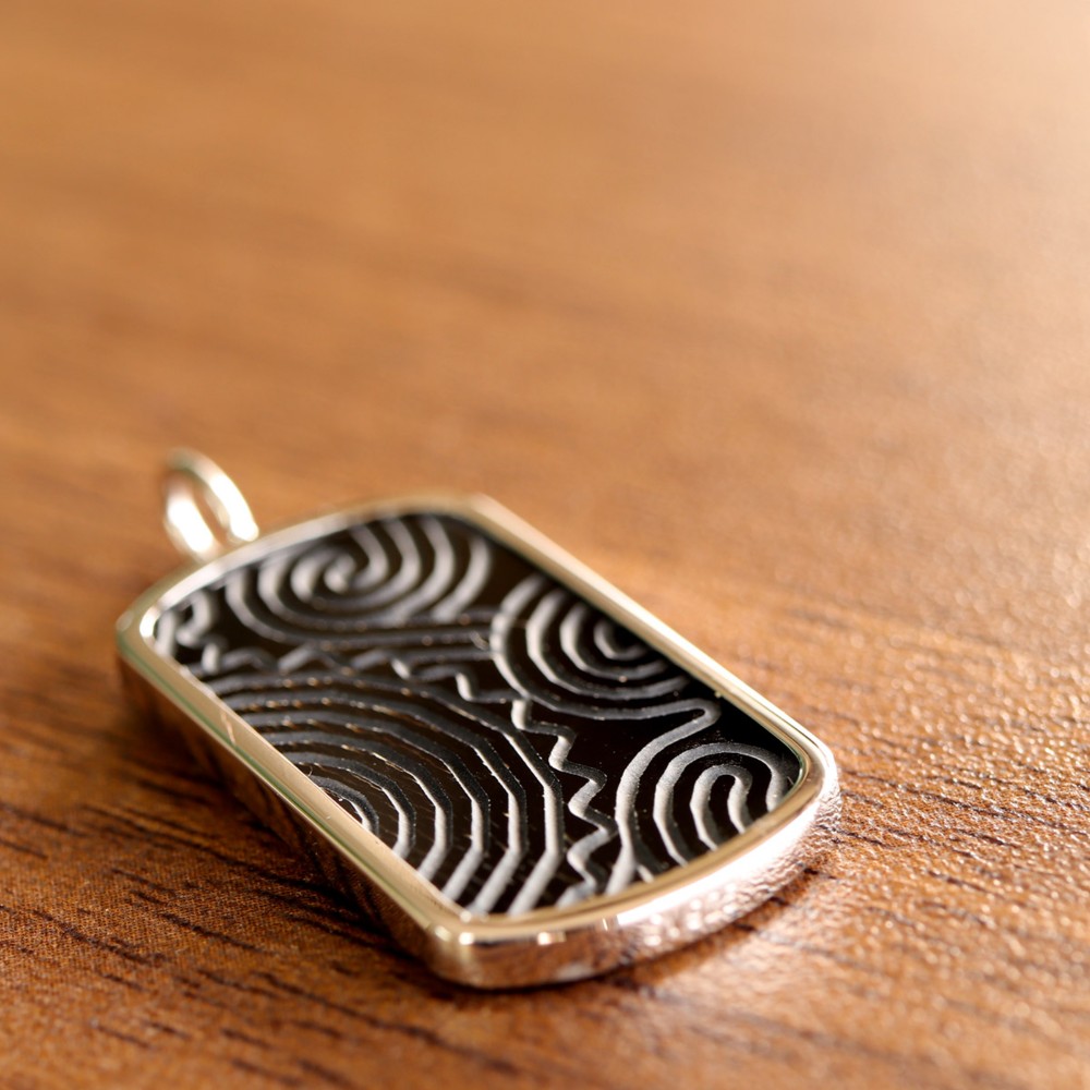 オニキスに彫刻した渦巻文様のペンダント（659-276/スモール）