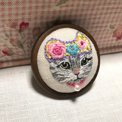 ☆ねこ　木製ブローチ　手刺繍　　グレー　落下防止キャッチ付き 2枚目の画像