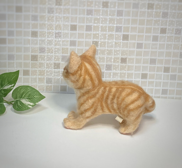 受注商品 Lサイズ 茶トラ　子猫　羊毛フェルト　置物　ハンドメイドぬいぐるみ　刺し固め 5枚目の画像