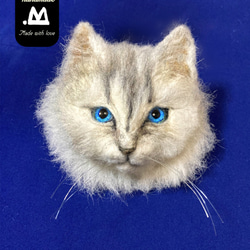受注商品 mia チンチラシルバー 猫 ブローチ Mサイズ  羊毛フェルト ハンドメイド 1枚目の画像