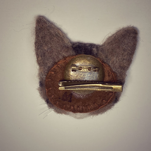 mia サンプルページ Mサイズブローチ キジトラ 羊毛フェルト