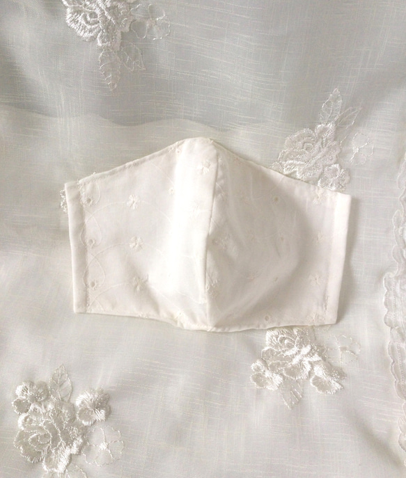 美ライン立体マスク　花柄刺繍　ホワイト 1枚目の画像