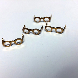 4個　真鍮未メッキ　小さなメガネのチャーム　 2枚目の画像