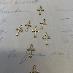 4個セット　12x7㎜　真鍮未メッキ　小さな十字架のチャーム　カン付　 1枚目の画像