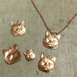 4個　真鍮製　大きなグランピー猫チャーム　 1枚目の画像
