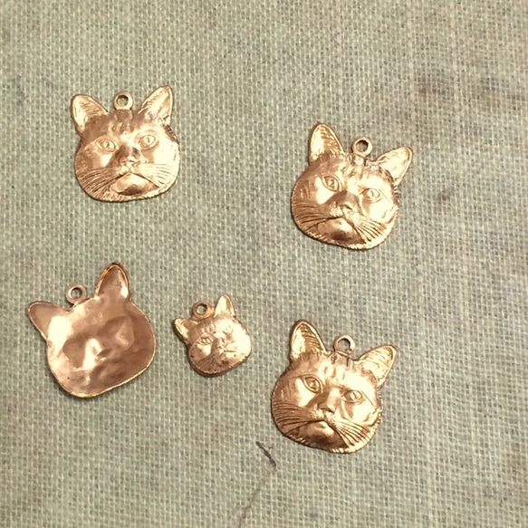 4個　真鍮製　大きなグランピー猫チャーム　 2枚目の画像