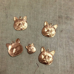 4個　真鍮製　大きなグランピー猫チャーム　 3枚目の画像