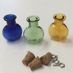 3個セット　アンティーク風ガラスボトルのセット　コルク・ヒートン付 2枚目の画像