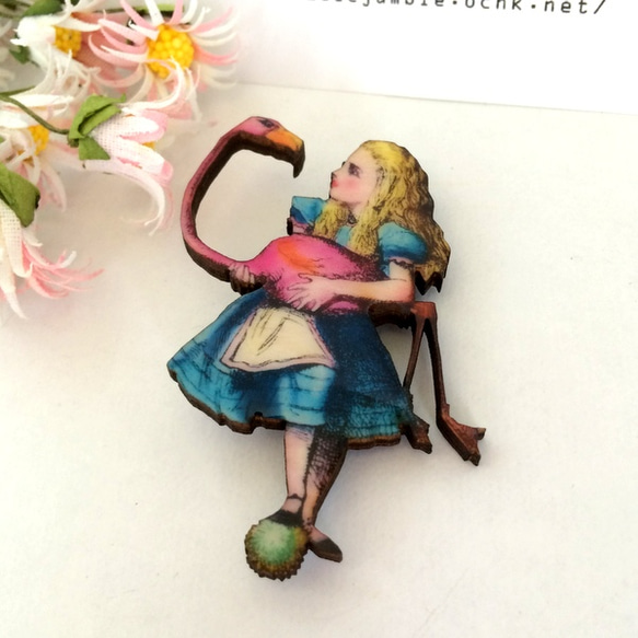 不思議の国のアリス 木製ブローチ アリスとフラミンゴ ブローチ DazDee