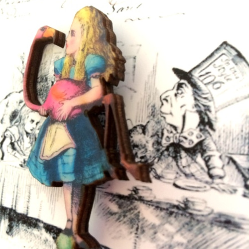 不思議の国のアリス 木製ブローチ アリスとフラミンゴ ブローチ