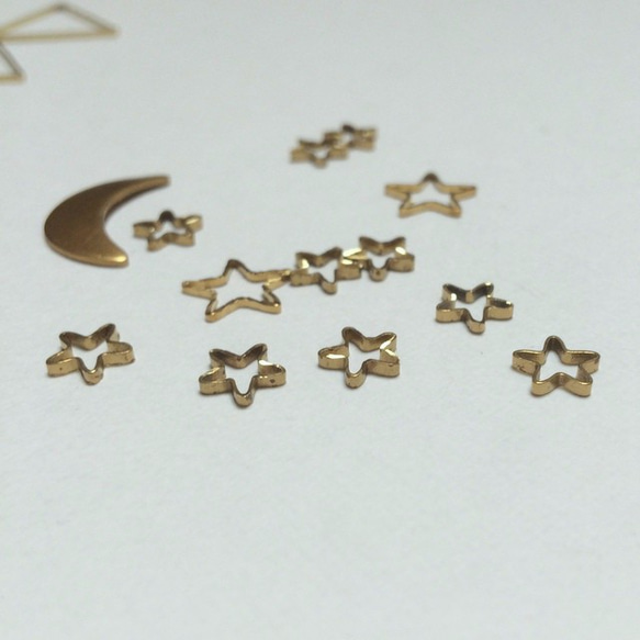 20個　真鍮製ロ-ブラスの8㎜小さなお星さまの枠 1枚目の画像