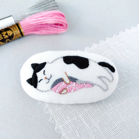 【受注制作】お昼寝猫さんのふっくら刺繍ブローチ　~鮭の切り身といっしょ~　　　　　 1枚目の画像