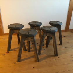 yuki様専用【木の丸椅子】木製三脚スツール(鉄媒染)計5脚 1枚目の画像