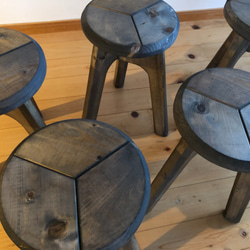 yuki様専用【木の丸椅子】木製三脚スツール(鉄媒染)計5脚 2枚目の画像