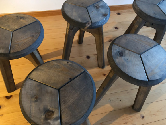 yuki様専用【木の丸椅子】木製三脚スツール(鉄媒染)計5脚 2枚目の画像